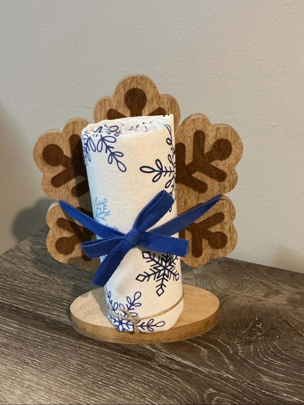 C and F Home Blue Snowflake Kitchen Towel 18x27 & Wood Decor Set NWT